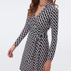 Jeanne Silk Jersey Wrap Dress in Chain Link Medium Black